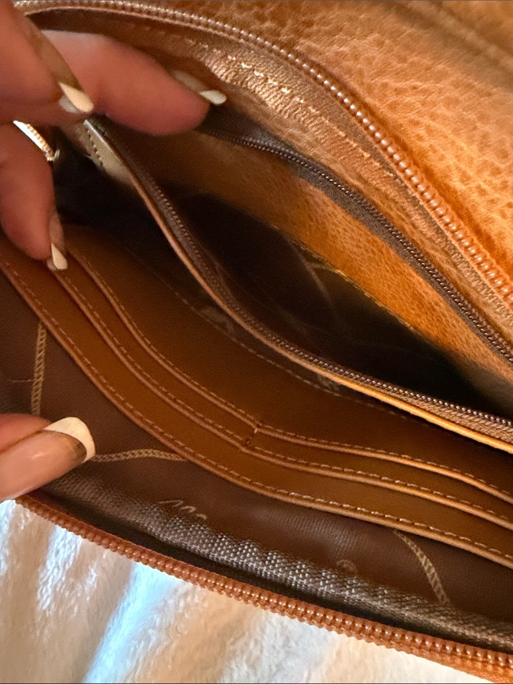 Wrangler Tan Compact Messenger Crossbody Bag - Picture 5 of 6